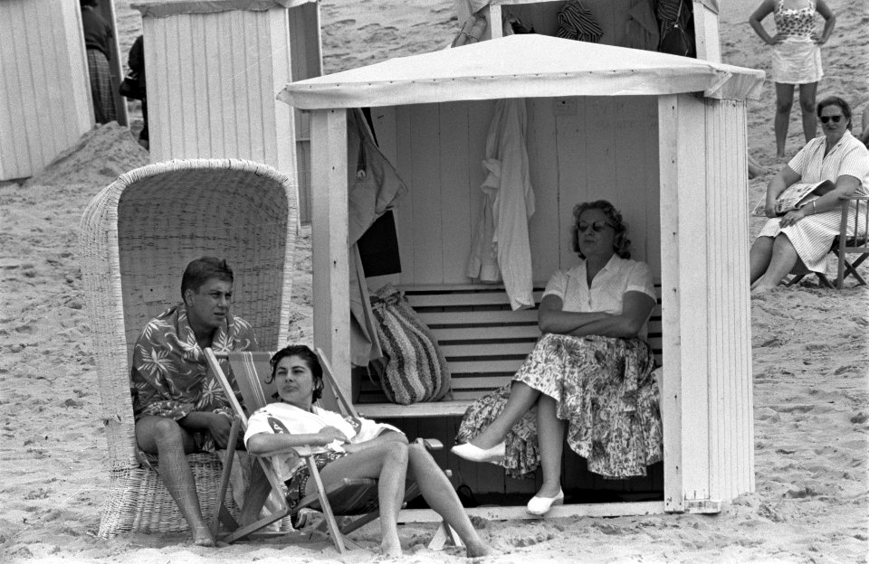Ex keizerin Soraya in Noordwijk, vlnr Prins Byra , Prinses Soraya en haar moeder, Bestanddeelnr 910-5690