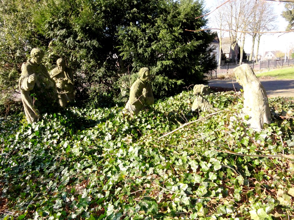 Ewijk (Beuningen, Gld, NL) aanbidding der wijzen, beeldengroep in pastorietuin
