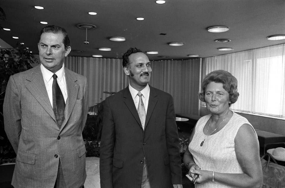 Ex Premier Biesheuvel en echtgenote vertrekken van Schiphol, uitgeleide gedaan d, Bestanddeelnr 926-5105