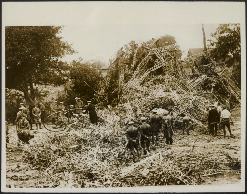 Examining the Debris, Bestanddeelnr 158-2560B