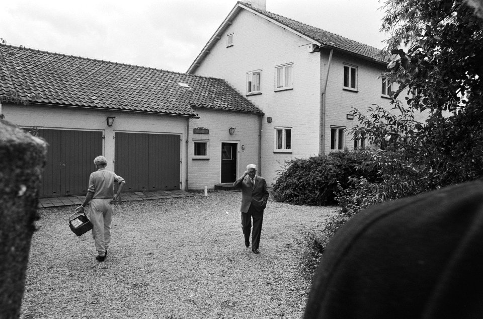 Ex RSV topman de Vries nodigt pers op koffie in villa in Vinkeveen, waarvan veil, Bestanddeelnr 933-7405