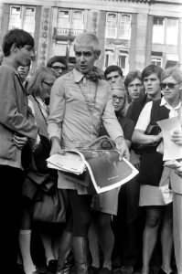 Ex kapper Mario Welman verkoopt nieuw sexblad op Dam te Amsterdam, Bestanddeelnr 922-8204