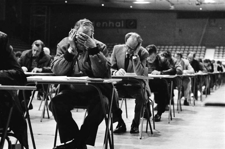 Examen van Teleac-cursus Vaarbewijs in Edenhal in Adam. Cursisten tijdens het ex, Bestanddeelnr 932-0868