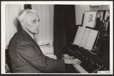 Evangelist en gezangenschrijver johannes de heer achter de piano, Bestanddeelnr 093-1189