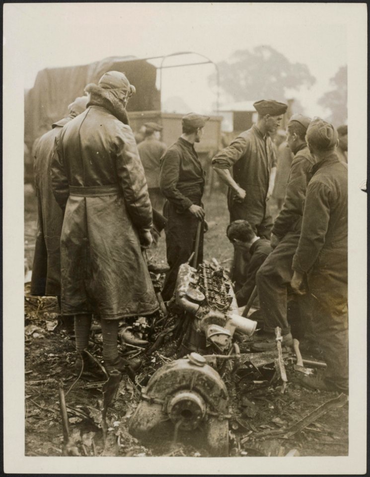 Examining one of the four huge motors of the Zeppelin brought down in last night, Bestanddeelnr 158-2573