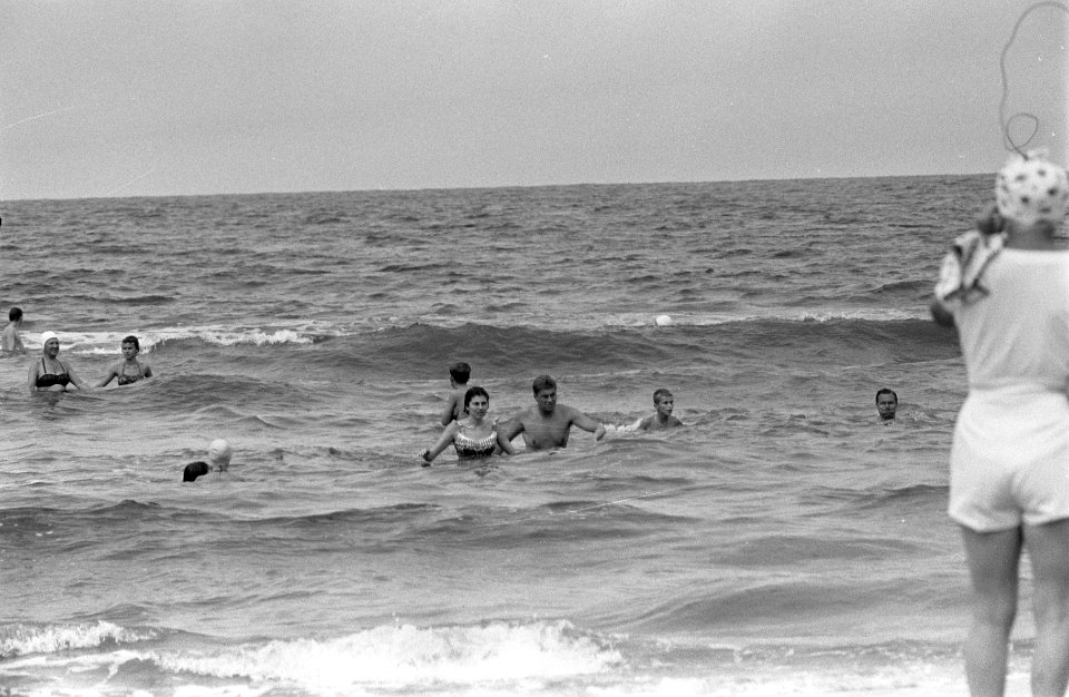 Ex keizerin Soraya in Noordwijk, in zee zwemmend, Bestanddeelnr 910-5689