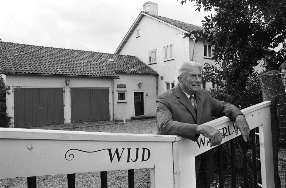 Ex RSV topman de Vries nodigt pers op de koffie in zijn villa in Vinkeveen, waar, Bestanddeelnr 933-7402