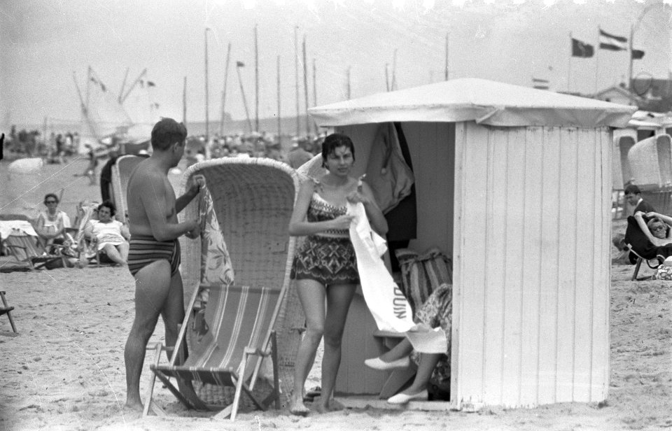 Ex keizerin Soraya in Noordwijk, uit zee komend en zich afdrogend, Bestanddeelnr 910-5686