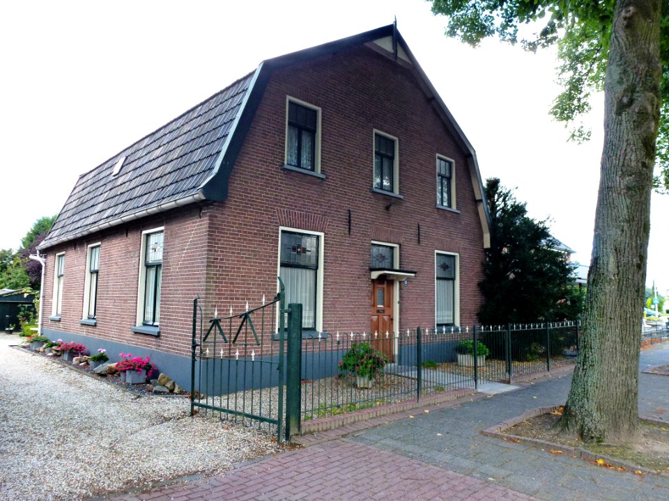 Ewijk (Beuningen, Gld) woning en schuur Julianastraat 10, woning