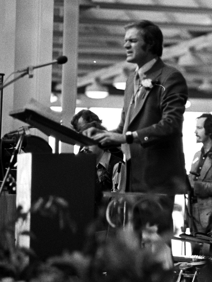 Evangelist Ben Hoekendijk houdt One way day in Julianahal, Utrecht Ben Hoeken, Bestanddeelnr 928-2135 (cropped)