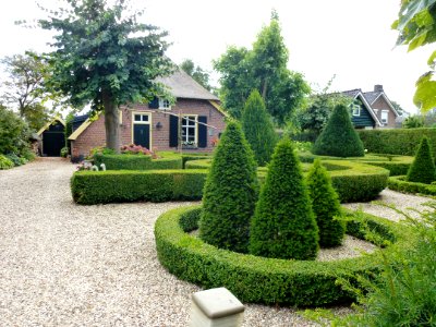 Ewijk (Beuningen, Gld) boerderij Veluwstraat 23 met tuin