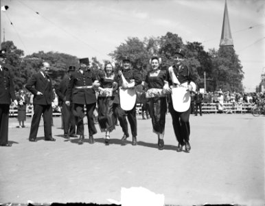 Evenement Parijs in Arnhem. Parijse politie met Volendammertjes, Bestanddeelnr 903-9982