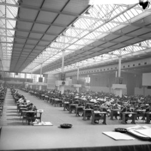 Examen in de Prins Bernhardhal te Utrecht voor 1200 werknemers in het hotelvak, Bestanddeelnr 912-3856