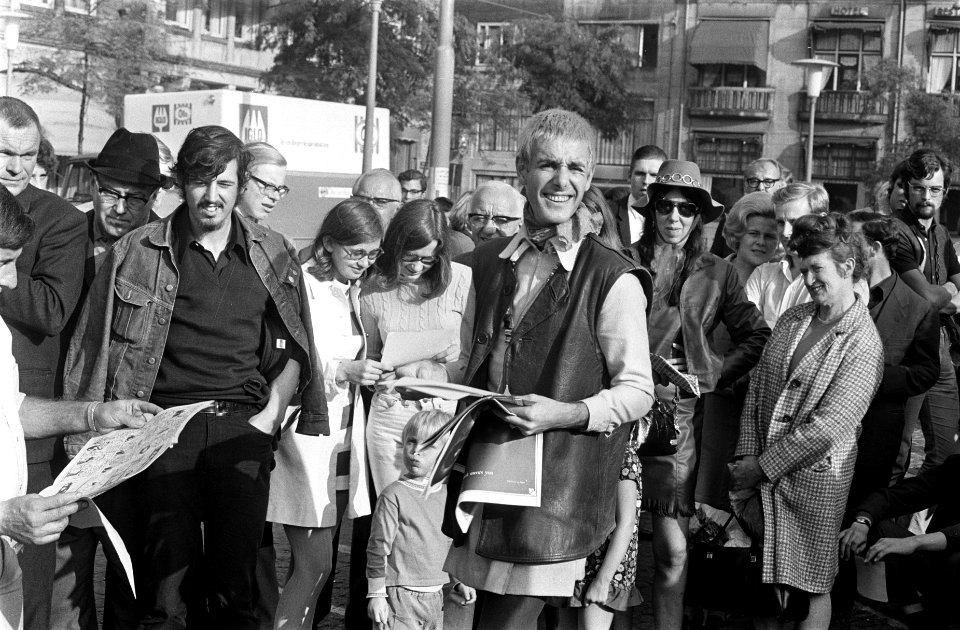 Ex kapper Mario Welman verkoopt nieuw sexblad op Dam te Amsterdam, Bestanddeelnr 922-8201