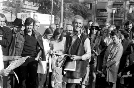 Ex kapper Mario Welman verkoopt nieuw sexblad op Dam te Amsterdam, Bestanddeelnr 922-8201