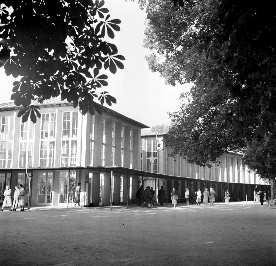 Evenementengebouwen in het Kurpark van Bad Mergentheim met vooraan het Pavillon…, Bestanddeelnr 254-1869
