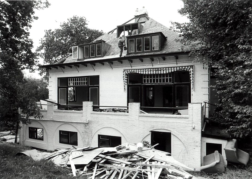 Even dramatisch als veel van zijn toneelstukken is het einde van het voormalige in 1917 gebouwde woonhuis van de in 1924 overleden beroemdste Nederlandse toneelschrijver Herman Heijermans. D, NL-HlmNHA 54036483