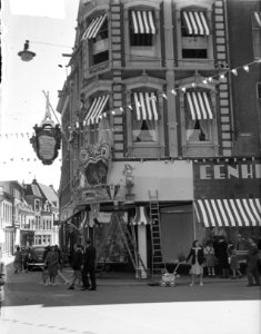 Evenement Parijs in Arnhem. Versierde gevelwand van HEMA, Bestanddeelnr 903-9965