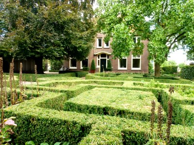 Ewijk (Beuningen, Gld) boerderij Vordingstraat 36 met tuin