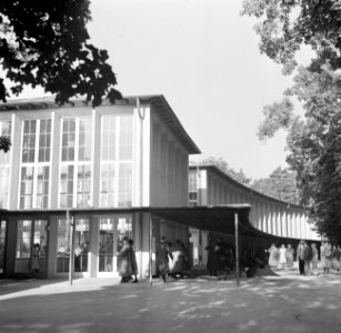 Evenementengebouwen in het Kurpark van Bad Mergentheim met vooraan het Pavillon…, Bestanddeelnr 254-1870