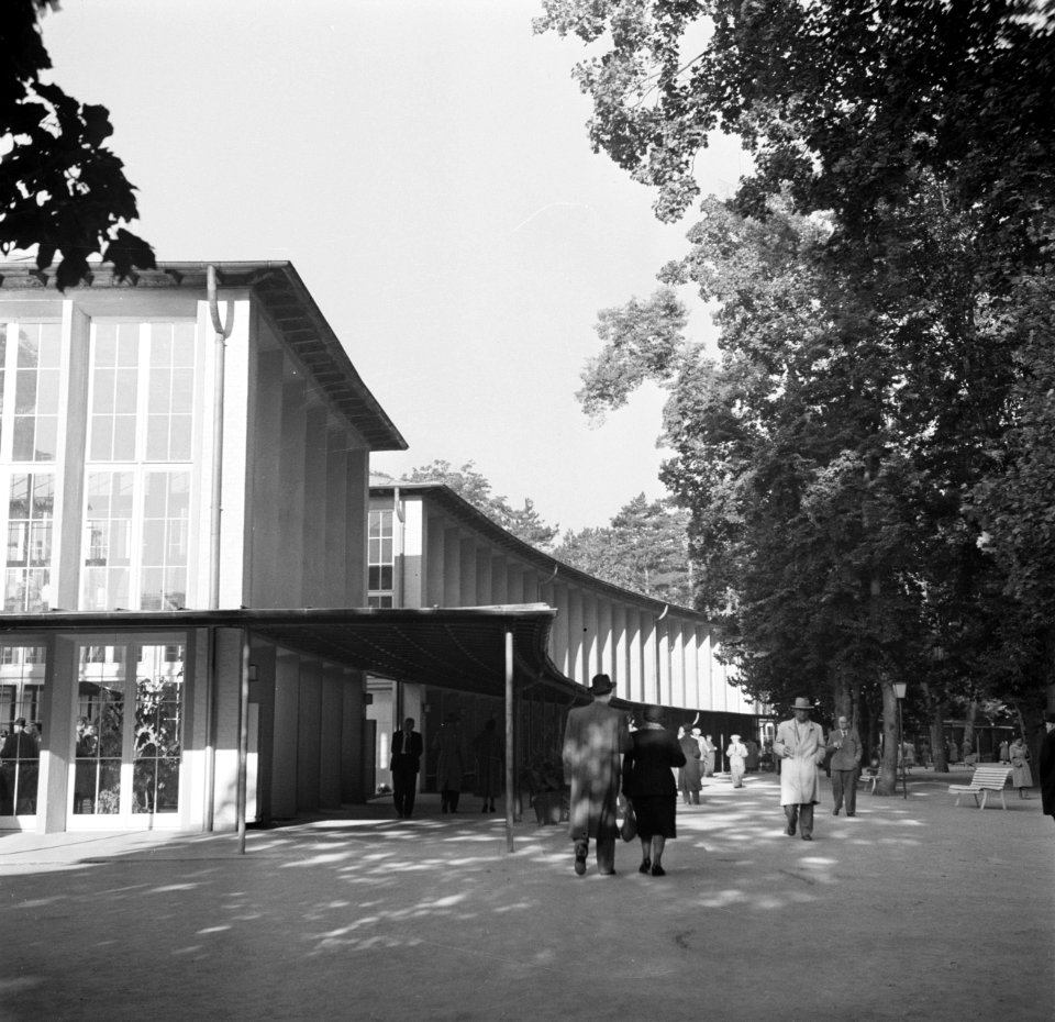 Evenementengebouwen in het Kurpark van Bad Mergentheim met vooraan het Pavillon…, Bestanddeelnr 254-1868