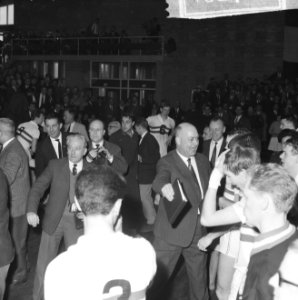 Europese kampioenschappen volleybal te Hengelo, de spelers na de overwinning, Bestanddeelnr 916-2700