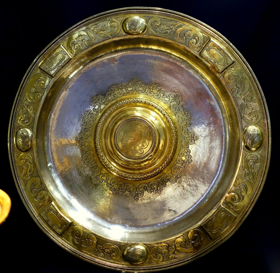 Ewer tray, Potosi, Peru, remarked Cordoba, Spain, owner's inscription Da. Catalina Diegrosisco y H., 1600-1625 AD, silver gilt - Museo Nacional de Artes Decorativas - Madrid, Spain - DSC08004