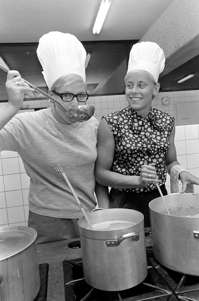 Europese Kampioenschappen zwemmen, Ada Kok en Gretta Kok in keuken KNVB-centrum , Bestanddeelnr 919-4506