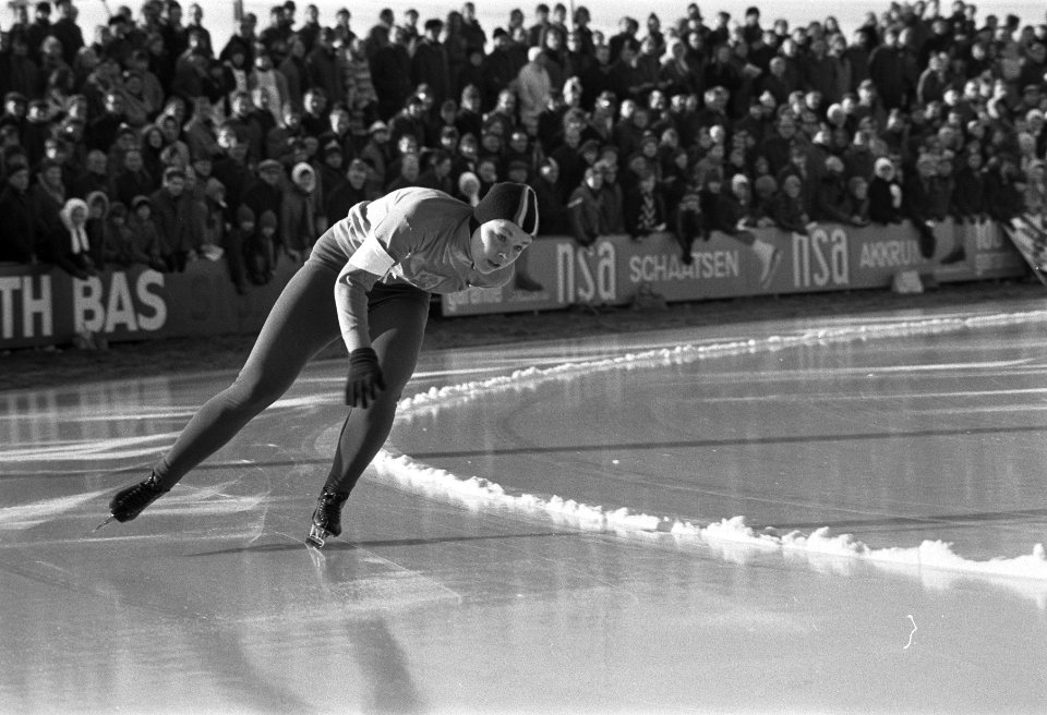 Europese kampioenschappen schaatsen voor dames Heerenveen E. van der Brom in akt, Bestanddeelnr 923-2108