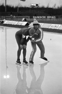 Europese kampioenschappen schaatsen in Heerenveen Harm Kuipers wordt opgevangen, Bestanddeelnr 927-7145