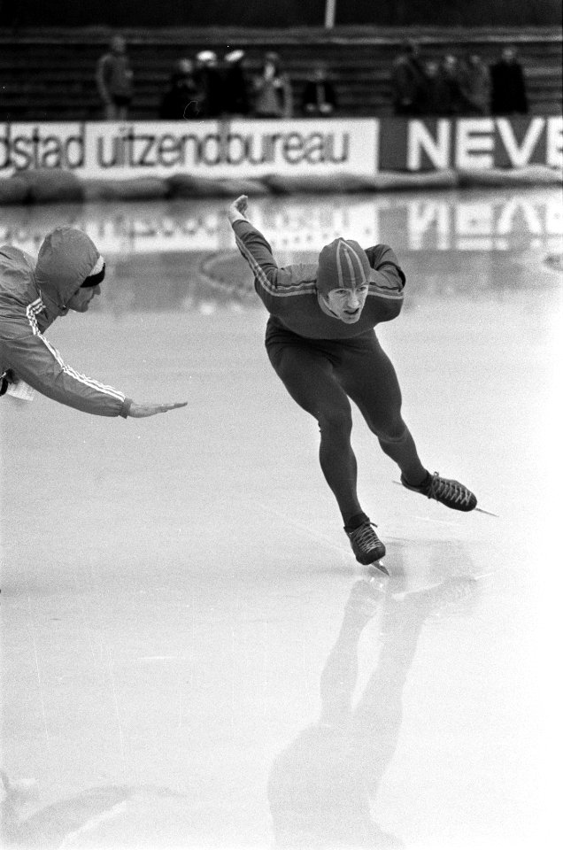 Europese kampioenschappen schaatsen in Heerenveen Piet Kleine in actie (links P, Bestanddeelnr 927-7143