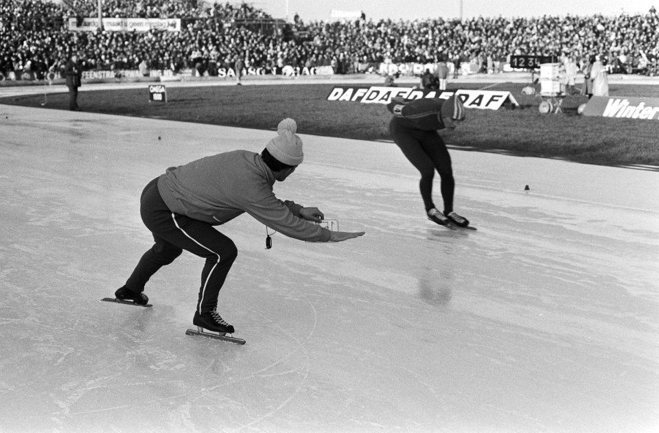 Europese kampioenschappen schaatsen heren, Heerenveen Pfrommer geeft Schenk aan, Bestanddeelnr 924-2157