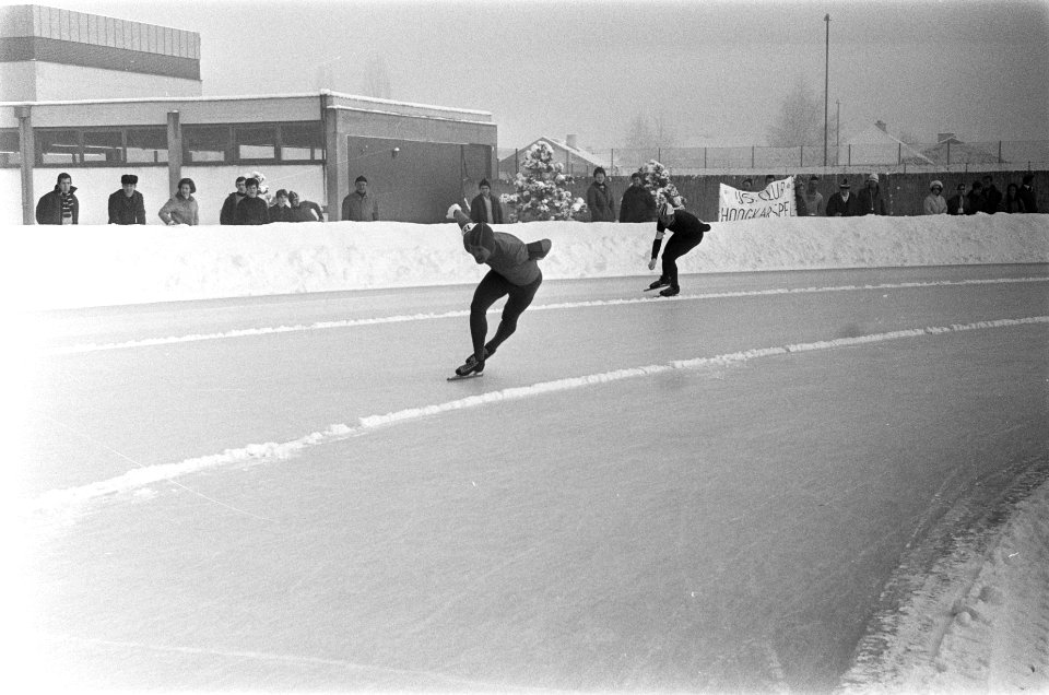 Europese kampioenschappen Schaatsen te Innsbruck. 1500m, links Claeson (Zweden),, Bestanddeelnr 923-1867