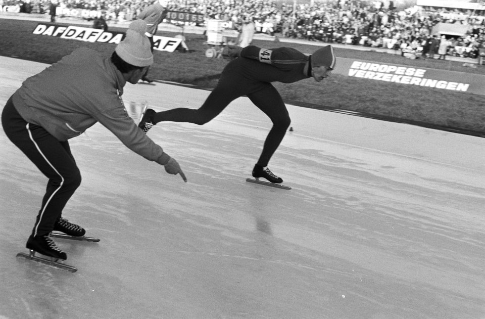 Europese kampioenschappen schaatsen heren, Heerenveen Pfrommer geeft Schenk aan, Bestanddeelnr 924-2156