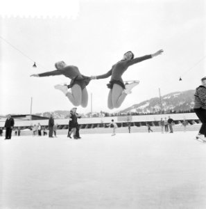 Europese schaatskampioenschap schoonrijden te Garmisch, Sjoukje Dijkstra (links), Bestanddeelnr 910-9995