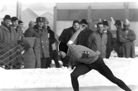 Europese kampioenschappen Schaatsen te Innsbruck. Nummers 14.15 Verkerk in aktie, Bestanddeelnr 923-1875