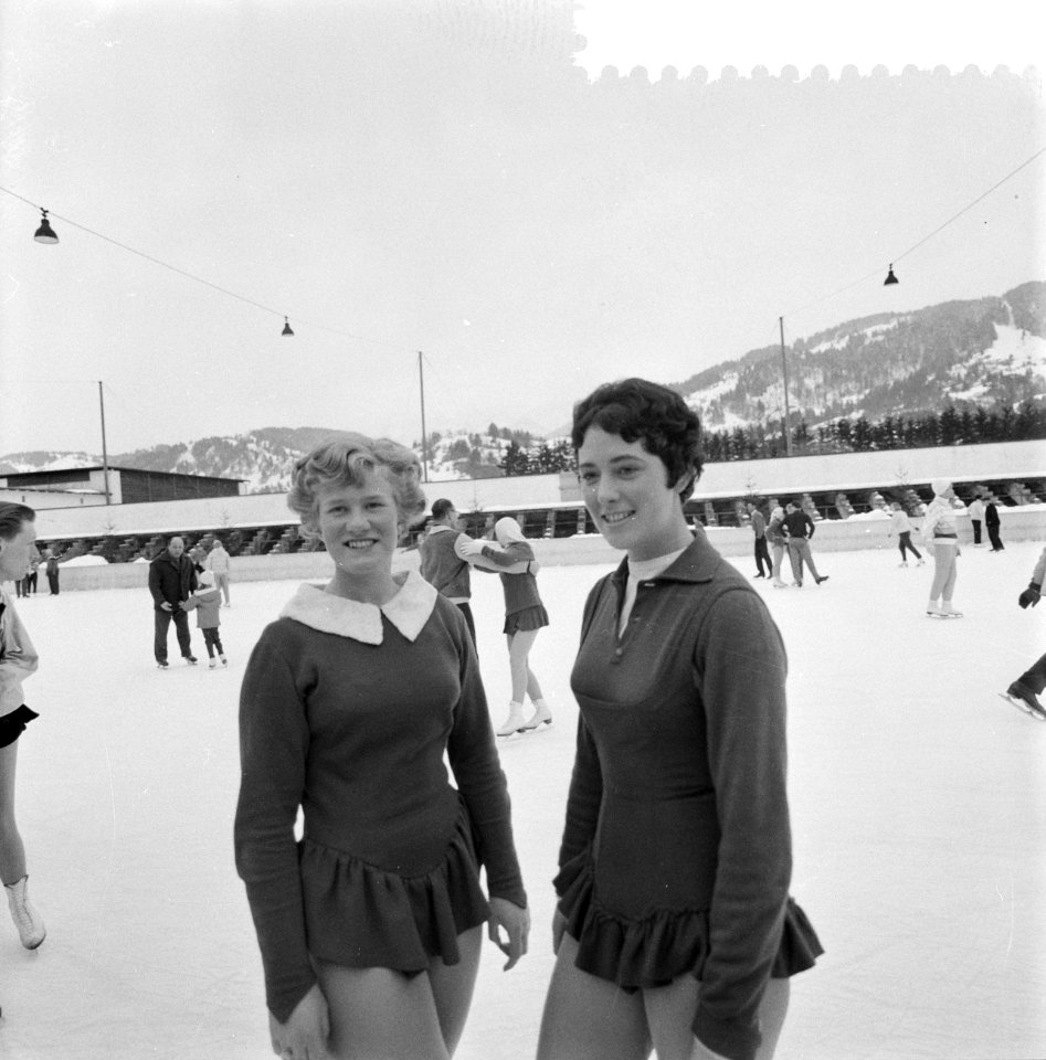Europese schaatskampioenschap schoonrijden te Garmisch, Sjoukje Dijkstra (links), Bestanddeelnr 910-9997