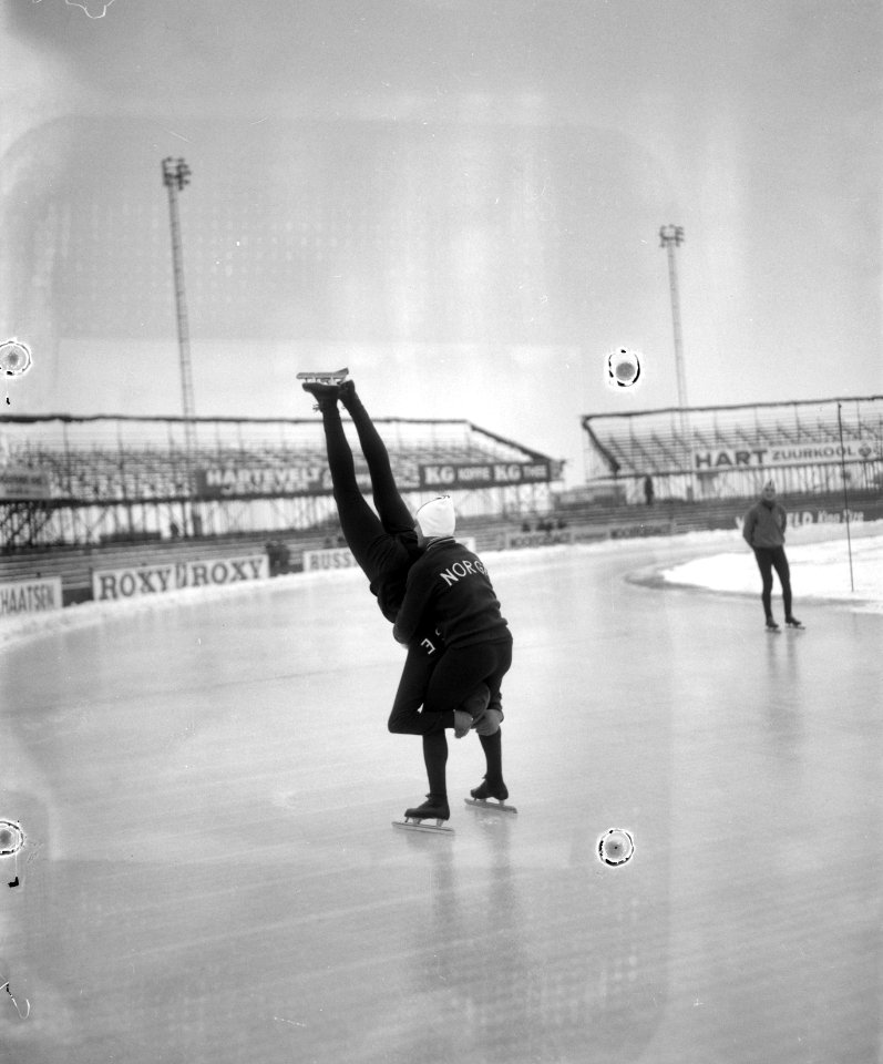 Europese Schaatskampioenschappen te Deventer, Ard Schenk doet gymnastiek met Noo, Bestanddeelnr 918-7020