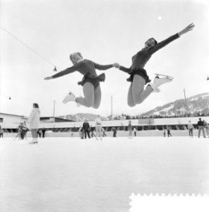 Europese schaatskampioenschap schoonrijden te Garmisch, Sjoukje Dijkstra (links), Bestanddeelnr 910-9996