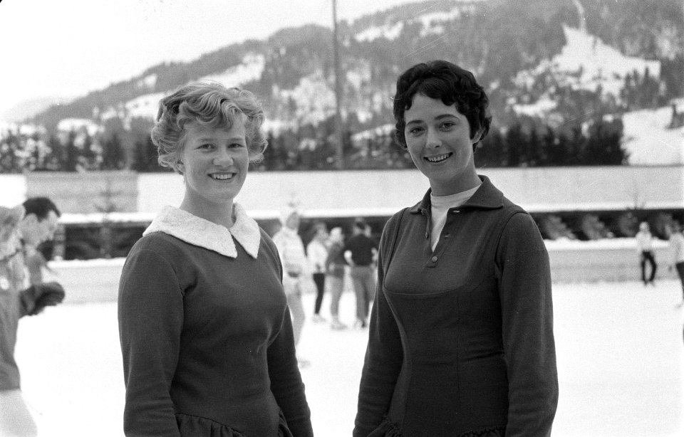 Europese schaatskampioenschap schoonrijden te Garmisch, Sjoukje Dijkstra (links), Bestanddeelnr 910-9987