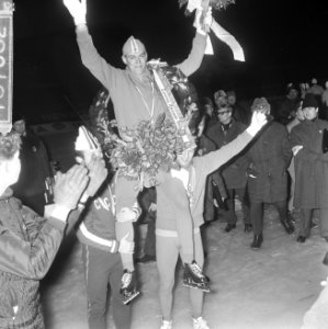 Europese Schaatskampioenschappen te Deventer, Ard Schenk op schouders van Kaplan, Bestanddeelnr 918-7082