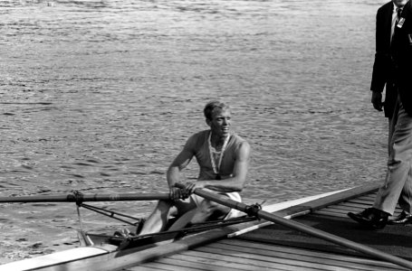 Europese Roeikampioenschappen te Duisburg, Jan Wienese (skiffeur) met medaille, Bestanddeelnr 918-1197