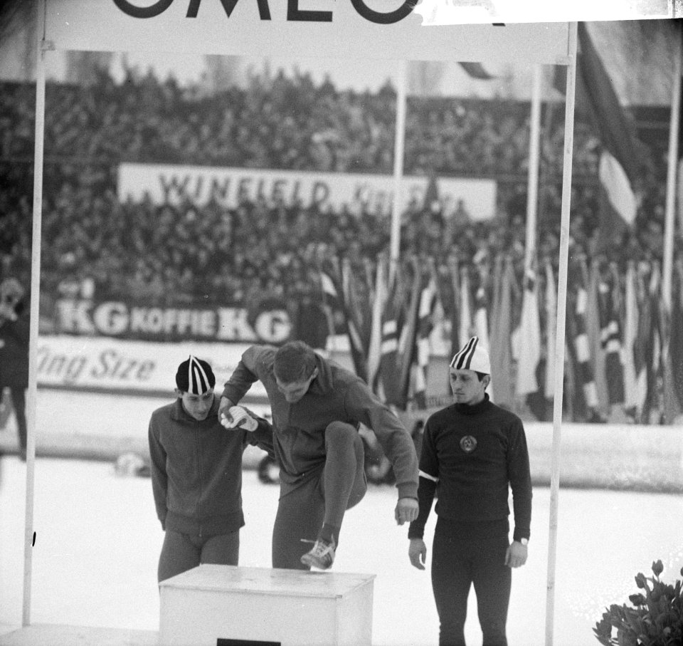Europese Schaatskampioenschappen te Deventer, Ard Schenk stapt op podium, geholp, Bestanddeelnr 918-7121
