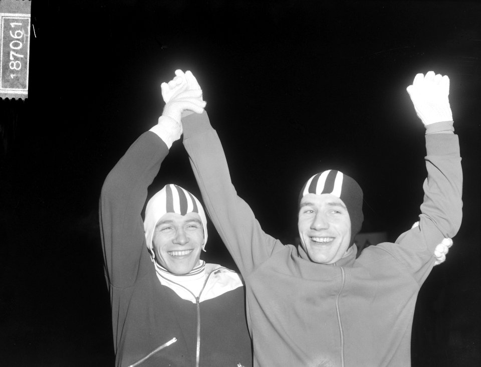 Europese Schaatskampioenschappen Deventer, Kees Verkerk gefeliciteerd door de No, Bestanddeelnr 918-7061