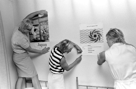 Europese Zwemkampioenschappen, Ada Kok hangt affiche van Japan op in kamer links, Bestanddeelnr 919-4603