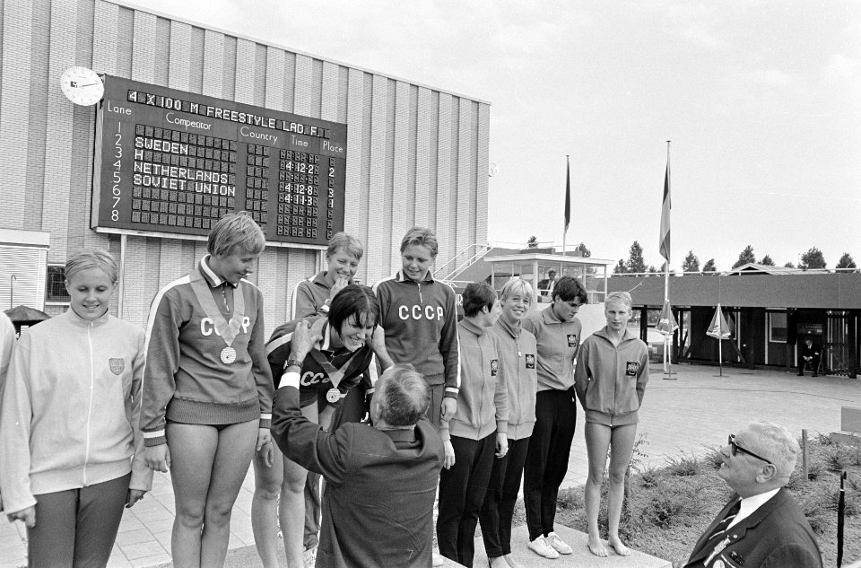 Europese Zwemkampioenschappen, 4 x 100 meter vrije slag dames op podium, Bestanddeelnr 919-4986