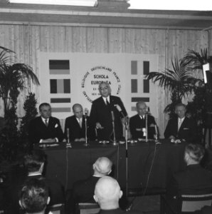 Europese school te Bergen geopend door minister H Bot Minister Bot tijdens op, Bestanddeelnr 915-8192