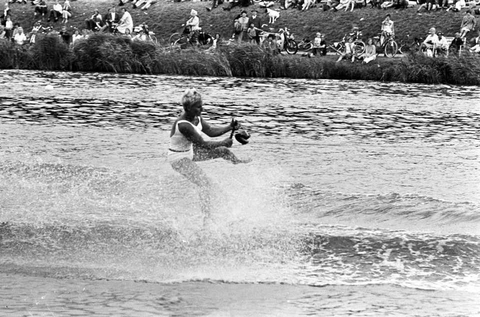 Europese Waterskikampioenschappen op de Bosbaan. De Franse Dany Duflot in aktie, Bestanddeelnr 920-5884