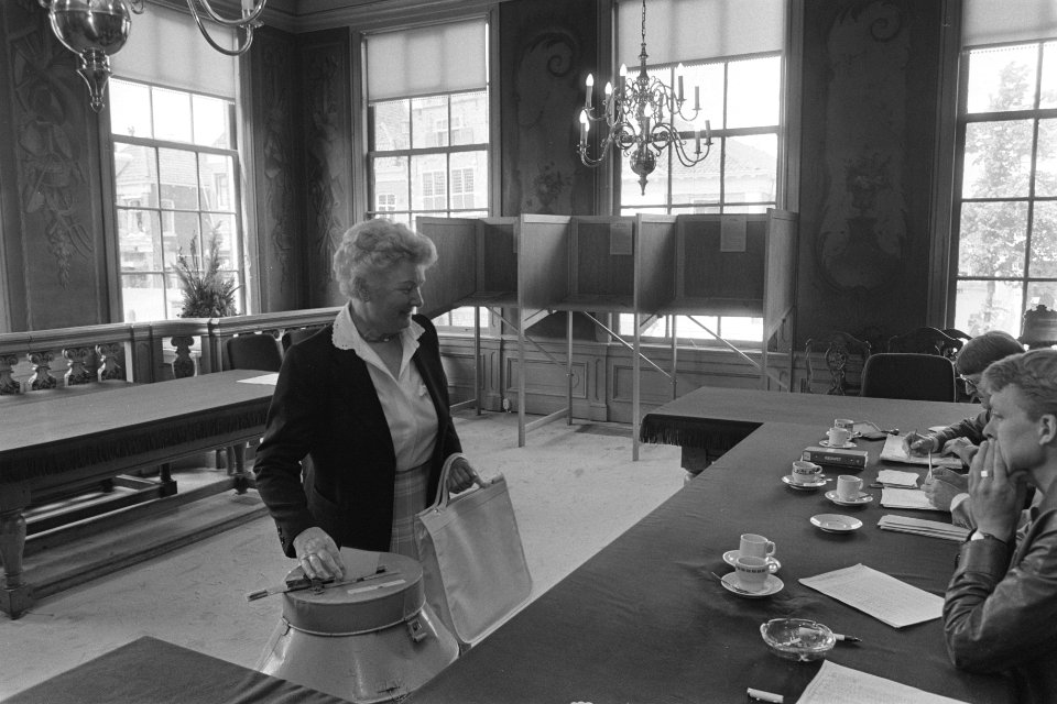 Europese verkiezingen iemand in stembureau in Edam, Bestanddeelnr 933-0006