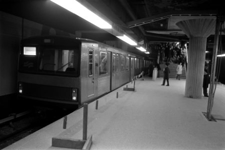 Excursie door metrobuis op perron station Wibautstraat, Bestanddeelnr 929-0099